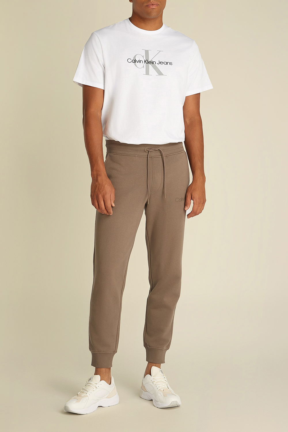 תמונת כל הלוק של מכנסי ג'וג ארוכים CALVIN KLEIN